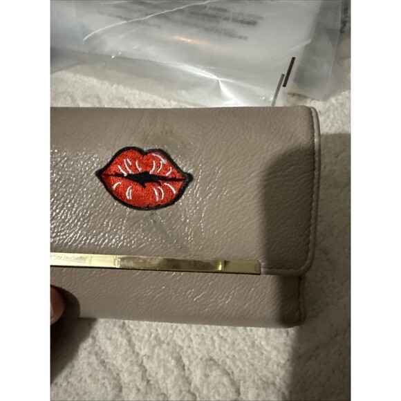 Safe Keeper Tri-Fold Wallet Zippered Coin /Card Slots Beige W/ Red Lips Sz 5X4X1 - Picture 10 of 10